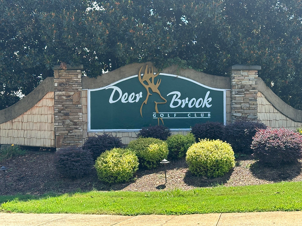 Golf course sign at entrance